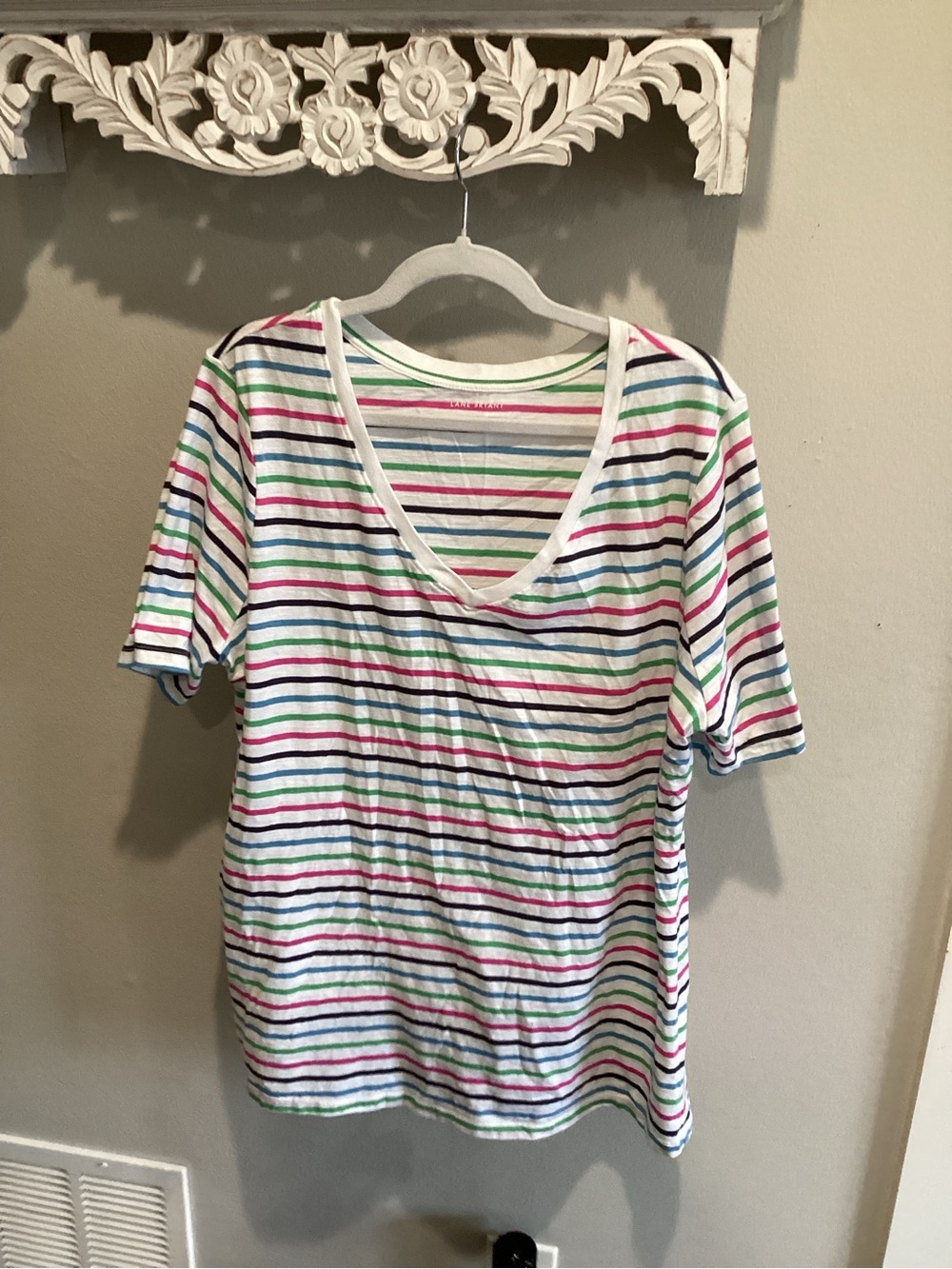 NWOT - Lane Bryant - Striped V-Neck Tee in White w/Stripes - Sz 14/16w!